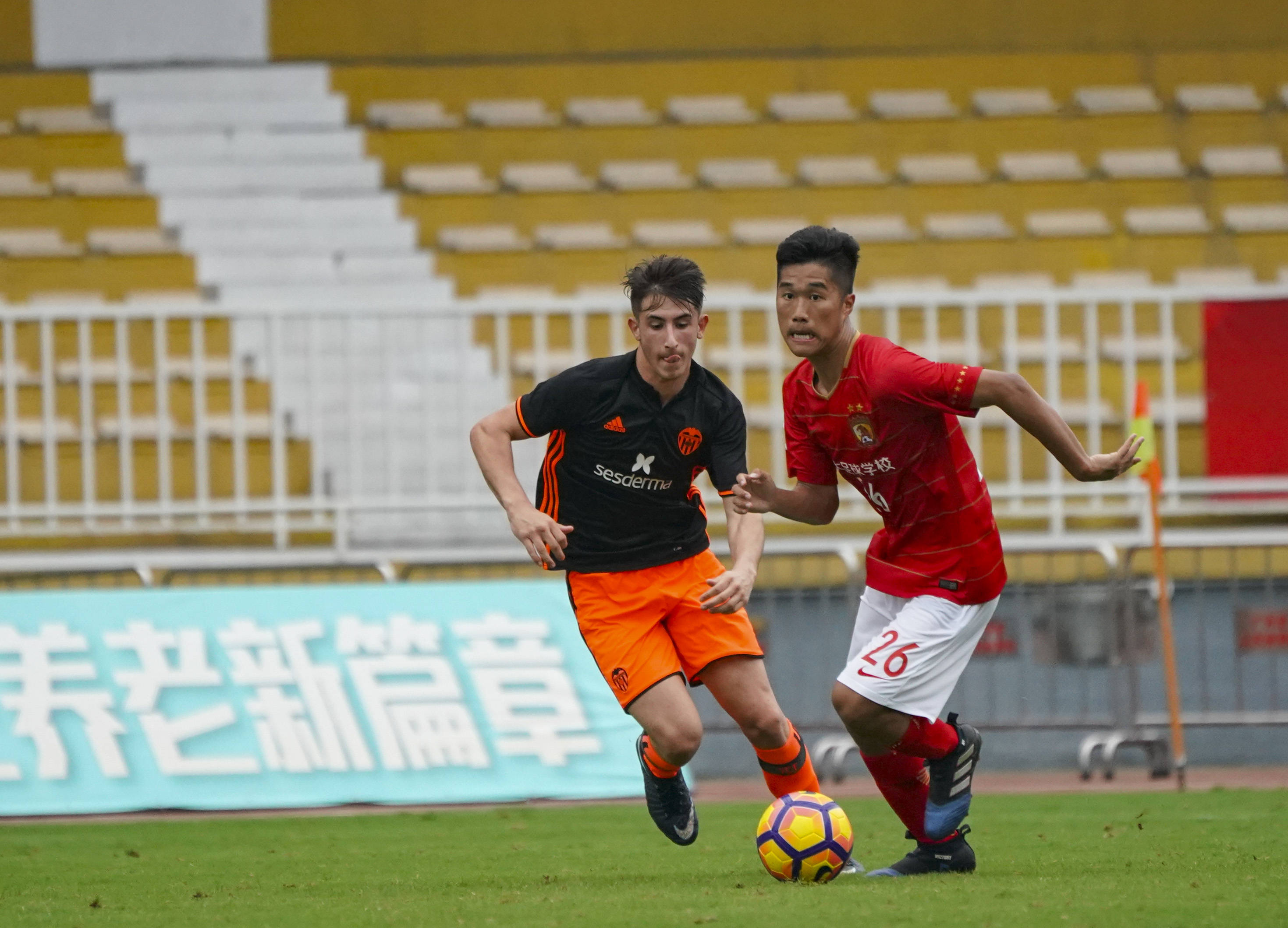 加时末段广州队调整名单以备英超，复出首秀环节打磨，质疑声四起，身体对抗强度拉满的简单介绍-九博娱乐网站